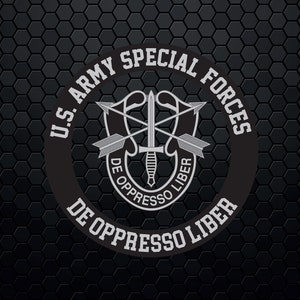 Pode incluir: Um emblema circular preto e branco com o texto "U.S. ARMY SPECIAL FORCES" e "DE OPPRESSO LIBER" que envolve um escudo com flechas cruzadas e uma adaga. O emblema está sobre um fundo hexagonal preto.