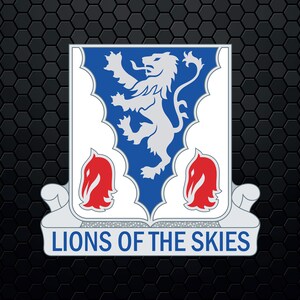 Può includere: Uno scudo bianco con un leone blu e bianco, fiamme rosse su entrambi i lati e il testo "LIONS OF THE SKIES" in basso. Lo scudo è su uno sfondo esagonale nero.