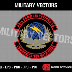 Könnte beinhalten: Ein schwarzer und roter Militär-Patch mit einem weißen Adler, einem blauen Globus mit einem gelben Blitz und dem Text "55th Communications Sq" und "Communication with Pride".
