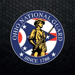 Può includere: Un cerchio blu con le parole "Ohio National Guard" e "Since 1788" attorno a una stella bianca e la bandiera dell'Ohio. Un soldato in uniforme gialla tiene un fucile e si trova davanti alla bandiera.