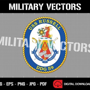 Könnte beinhalten: Ein blaues und goldenes Wappen mit dem Text "USS RUSSELL" und "DDG 59", umgeben von einem Seildesign. Das Wappen zeigt einen roten Drachen, einen Schild mit einem Dreizack und die Worte "Stärke in Freiheit".