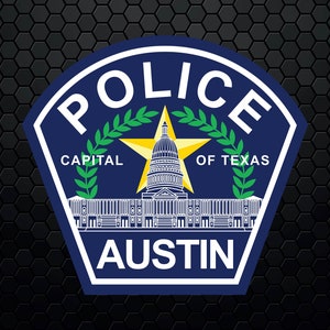 Puede incluir: Una placa de policía azul y blanca con las palabras "POLICE", "CAPITAL OF TEXAS" y "AUSTIN". La placa presenta una estrella dorada y una imagen estilizada del edificio del Capitolio del Estado de Texas.
