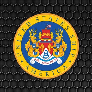 Może przedstawiać: Pieczęć w kolorze niebieskim i złotym z napisem "United States Ship America" wokół krawędzi. Pieczęć przedstawia herb ze wężem i napisem "Don't Tread on Me".