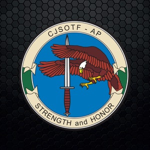Op de afbeelding: Een blauw en wit cirkelvormig embleem met de tekst "CJSOFT - AP" en "STRENGTH and HONOR" rond de rand. Een roodstaartbuizerd met een gele snavel en een witte kop vliegt met een dolk in zijn klauwen.