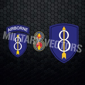 Puede incluir: Un parche militar azul y amarillo con el texto "AIRBORNE" y el número "8" dentro de un círculo con una flecha apuntando hacia arriba. El parche está rodeado por un fondo hexagonal negro.