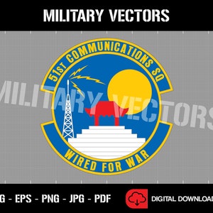 Könnte beinhalten: Ein blauer und gelber Kreis mit dem Text "51st Communications SQ" und "Wired for War". Der Kreis enthält einen roten Stier, einen weißen Turm und eine gelbe Sonne.