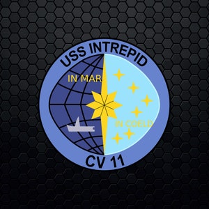 Peut inclure: Un emblème circulaire pour l'USS Intrepid CV 11, avec un design divisé avec un globe et un navire à gauche et des étoiles à droite. Le texte "USS Intrepid", "In Mar" et "In Coelo" est inclus.