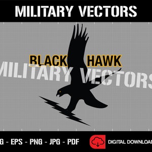 Può includere: Silhouette in bianco e nero di un falco con un fulmine sotto. Il testo "BLACK HAWK" è scritto in giallo sopra il falco. Il testo "MILITARY VECTORS" è scritto in bianco sopra il falco e sotto il falco.