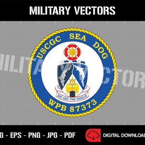 Może przedstawiać: Okrągły emblemat w kolorze niebieskim i żółtym z napisem "USCGC SEA DOG" i "WPB 87373". Emblemat przedstawia tarczę z trójzębem i rybą oraz napis "WE ARE THE SHIELD".