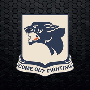 Puede incluir: Un distintivo de unidad militar azul y blanco con una cabeza de pantera negra y el texto "COME OUT FIGHTING".