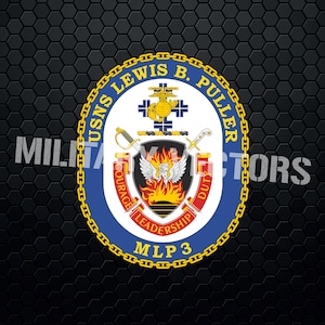 Könnte beinhalten: Ein blaues und goldenes kreisförmiges Emblem mit dem Text "USNS LEWIS B. PULLER MLP 3" und einem Wappen mit einem Phönix, der aus Flammen aufsteigt, Schwertern und einem Kreuz.