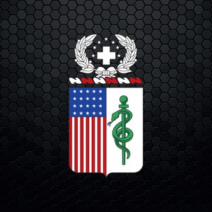 Op de afbeelding: Een wit schild met een rood-wit-blauwe Amerikaanse vlag aan de linkerkant en een groene caduceus aan de rechterkant. Het schild wordt gekroond met een krans van groene bladeren en een wit kruis met een rode omtrek. De tekst "USPHS" staat in rode letters boven het schild.