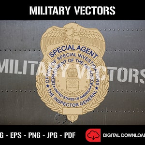 Può includere: Un distintivo da agente speciale beige e oro dell'Office of Special Investigations, Dipartimento dell'Aeronautica Militare, con un'aquila e la scritta "MILITARY VECTORS" su sfondo grigio. Include opzioni di download digitale.