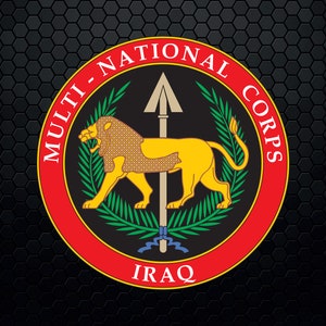 Op de afbeelding: Een rood, wit en zwart cirkelvormig embleem met de woorden "MULTI-NATIONAL CORPS IRAQ" rond de buitenkant. Een gestileerde leeuw met een speer in het midden.