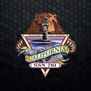 Könnte beinhalten: Ein brauner Bär mit scharfen Krallen und einem grimmigen Ausdruck hält ein dreieckiges Emblem mit den Worten "USS CALIFORNIA SSN 781" und dem Text "SILENTIUM EST AURUM" über einem U-Boot.