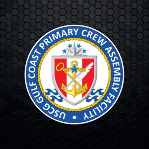 Pode incluir: Um selo circular azul e amarelo com o texto "USCG GULF COAST PRIMARY CREW ASSEMBLY FACILITY" ao redor da borda. O selo apresenta um escudo com um fundo listrado vermelho e branco, uma âncora dourada, uma chave dourada e uma pena dourada. O escudo é rodeado por um desenho de ondas azuis.