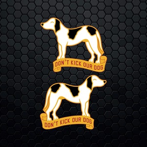 Puede incluir: Dos ilustraciones estilizadas en blanco y negro de un perro con el texto "Don't kick our dog" en un rollo amarillo.