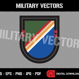 Puede incluir: Una descarga digital de un parche militar con un diseño de rayas diagonales azules, blancas, naranjas y rojas sobre un fondo verde. El parche está rodeado por un borde negro.