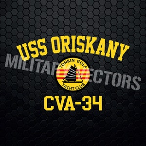 Puede incluir: Un gráfico amarillo y negro con el texto "USS ORISKANY CVA-34" y un emblema circular con el texto "Tonkin Gulf Yacht Club".