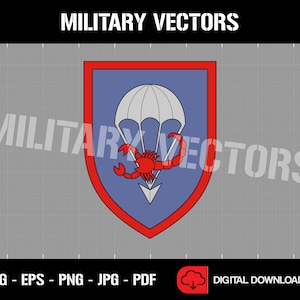 Könnte beinhalten: Ein blaues und rotes militärisches Abzeichen mit einem weißen Fallschirm und einem roten Skorpion. Das Abzeichen befindet sich auf einem grauen Hintergrund.