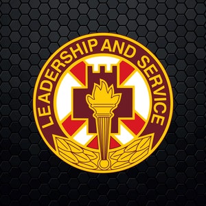 Op de afbeelding: Een rond embleem in goud en maroon met de woorden "Leadership and Service" rond de rand. Het midden van het embleem toont een rood kruis op een witte achtergrond, een gouden toorts en een gouden kasteel.