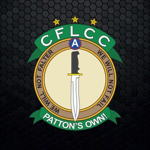 Pode incluir: Um emblema circular verde e dourado com o texto "CFLCC" e "Patton's Own!" O emblema apresenta uma faca e o texto "We Will Not Falter, We Will Not Fail".