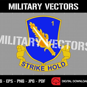 以下が含まれることがあります： 剣と炎が描かれた青と金の軍隊の部隊パッチ。盾の下のスクロールに「STRIKE HOLD」という文字が書かれている。盾の右上に「1」という数字がある。