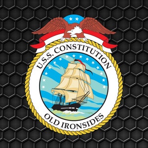 Pode incluir: Um círculo branco com uma borda de corda dourada e o texto "U.S.S. CONSTITUTION OLD IRONSIDES" ao redor da borda. Dentro do círculo, um fundo azul com estrelas brancas e um navio de vela branco. Acima do círculo, uma águia vermelha, branca e azul com as asas abertas.