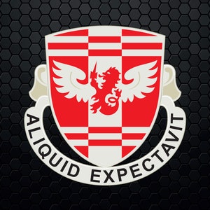 Op de afbeelding: Een wit en rood schild met een gevleugelde leeuw en de tekst "Aliquid Expectat" rond het schild.