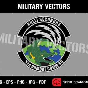 Könnte beinhalten: Ein schwarzer und grüner Militär-Patch mit einem grünen Alligator, einem blauen und grünen Globus und weißen Blitzen. Der Text "NULLI SECONDUS 52D COMBAT COMM SQ" ist um den Alligator und den Globus herum geschrieben.