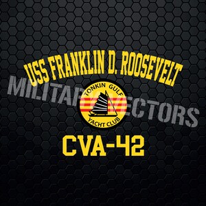Puede incluir: Un gráfico amarillo y negro con el texto "USS FRANKLIN D. ROOSEVELT" y "CVA-42". Un emblema circular con fondo amarillo y rayas rojas y amarillas presenta un barco y el texto "TONKIN GULF YACHT CLUB".