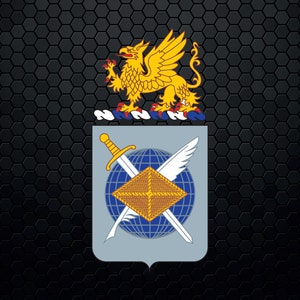 Puede incluir: Un escudo azul y dorado con una criatura alada, una espada y un globo terráqueo con una pirámide en su interior. El escudo está sobre un fondo negro.