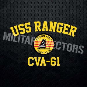 Puede incluir: Un gráfico amarillo y negro con el texto "USS RANGER CVA-61" y un emblema circular con el texto "Tonkin Gulf Yacht Club" y un barco estilizado.