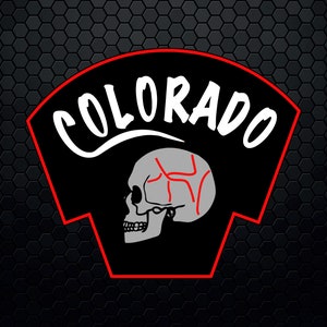 Może przedstawiać: Czarna i czerwona łatka z napisem "COLORADO" białymi literami i stylizowaną czaszką z czerwonymi liniami na czaszce.
