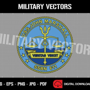Puede incluir: Un emblema circular azul y amarillo con el texto "U.S.S. JOHN MARSHALL" y "SSBN 611". El emblema también presenta un tridente, una balanza y el texto "VERITAS VINCIT".