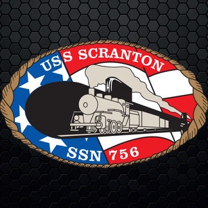 Puede incluir: Un parche ovalado azul marino, rojo y blanco con un borde de cuerda. El parche presenta una estrella blanca sobre un fondo azul, una locomotora de vapor y el texto "USS SCRANTON SSN 756".