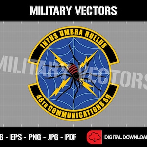 Könnte beinhalten: Ein gelber und schwarzer Militär-Patch mit einem Spinnennetz-Design und einer schwarzen Spinne mit roten Markierungen. Der Text "INTUS UMBRA NULLUS" ist in einem Kreis um das Spinnennetz geschrieben. Der Text "48TH COMMUNICATIONS SQ" ist in einem Kreis unter dem Spinnennetz geschrieben.
