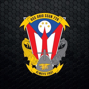 Puede incluir: Un emblema detallado con un tridente, estrellas y una silueta de submarino, sobre un fondo rojo, blanco y azul. Los textos "USS OHIO SSGN 726" y "ALWAYS FIRST" se muestran en pancartas amarillas. El fondo es un patrón de panal negro.