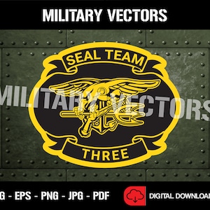 Peut inclure: Un design graphique jaune et noir d'un emblème de Navy SEAL. L'emblème représente un aigle stylisé avec les ailes déployées, tenant un trident et un couteau. Le texte "SEAL TEAM THREE" est écrit sur une bannière jaune.