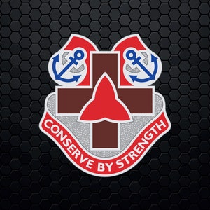 Op de afbeelding: Een rood, wit en blauw militair insigne met twee ankers en een kruis. De tekst "CONSERVE BY STRENGTH" staat rondom het insigne.