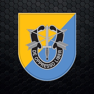 Puede incluir: Un parche azul y amarillo con un emblema negro y plateado. El emblema presenta una espada y dos flechas cruzadas. El texto "DE OPPRESSO LIBER" está escrito alrededor del emblema.