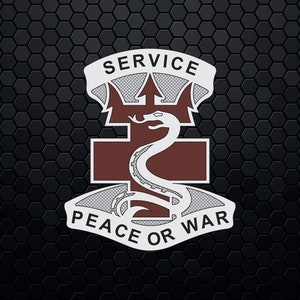 Puede incluir: Un insignia médica blanca y plateada con una cruz roja y una serpiente enroscada alrededor. El insignia tiene las palabras "SERVICE" en la parte superior y "PAZ O GUERRA" en la parte inferior.