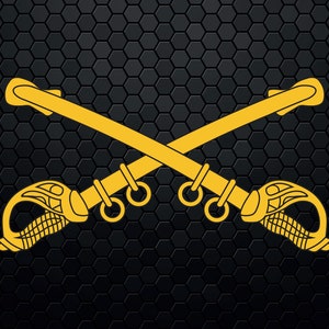 Puede incluir: Un par de sables dorados cruzados con mangos ornamentados sobre un fondo hexagonal negro.