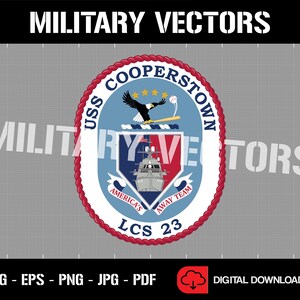 Puede incluir: Un emblema circular rojo, blanco y azul con un borde de cuerda. El emblema presenta un águila calva con un bate de béisbol y una pelota, un barco y el texto "USS COOPERSTOWN LCS 23 AMERICA'S AWAY TEAM".
