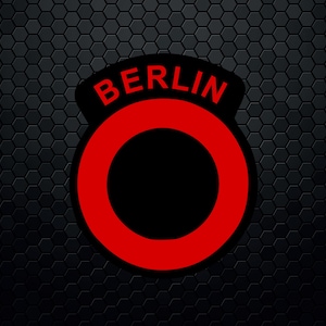 Könnte beinhalten: Ein roter Kreis mit schwarzem Zentrum und dem Wort "BERLIN" in Weiß auf schwarzem Hintergrund.