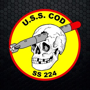 Peut inclure: Un cercle jaune avec une bordure rouge et le texte "U.S.S. COD SS 224" à l'intérieur. Un crâne avec une torpille qui sort du haut de sa tête est au centre du cercle.