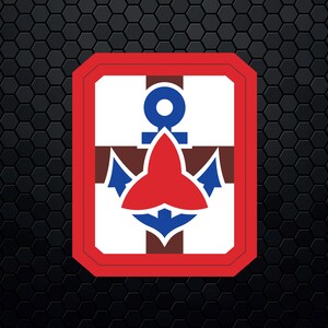 Op de afbeelding: Een rood omrand embleem met een wit en bruin kruisontwerp, met een blauw anker en een rode gestileerde vorm in het midden. De achtergrond is een zwart, getextureerd oppervlak.