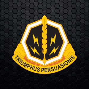 Puede incluir: Un insignia militar en blanco y negro con un borde amarillo y una cinta amarilla con el texto "TRIUMPHUS PERSUASIONIS". El insignia presenta una pluma y rayos.