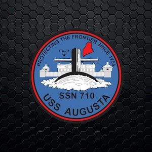 Puede incluir: Un parche circular azul y rojo con el texto "USS AUGUSTA SSN 710" y "PROTECTING THE FRONTIER SINCE 1754" alrededor del perímetro. El parche también presenta un submarino, una estrella y un mapa de Maine.