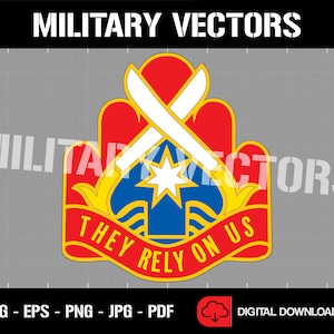 Op de afbeelding: Een rood, wit en blauw militair eenheidsembleem met een gouden rand. Het embleem toont een ster, gekruiste zwaarden en een banner met de tekst "They Rely On Us".